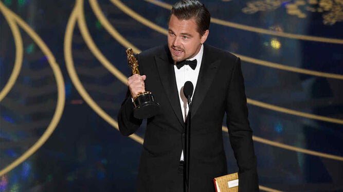 El actor recogiendo el Oscar a mejor actor.