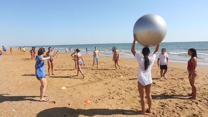 La playa es un escenario ideal para realizar ejercicios de forma lúdica.