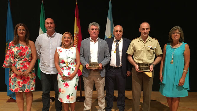 Las autoridades municipales, con los representantes del Infoca y la UME que recogieron el premio.