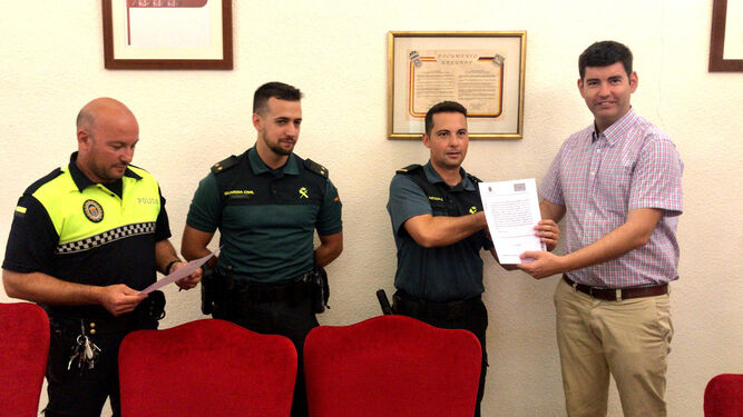 El alcalde entrega un reconocimiento a la Guardia Civil.