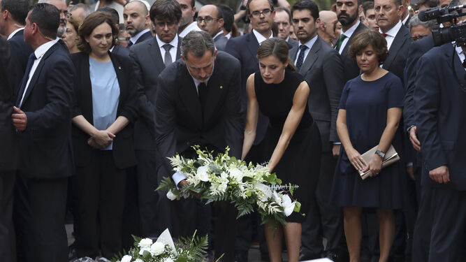 Los Reyes depositan flores en La Rambla, en homenaje a las víctimas del 17-A.