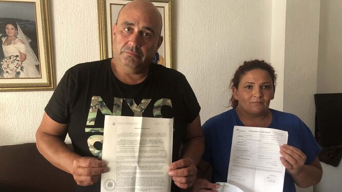 Francisco del Campo y Toñi Romero posan con copias de la denuncia y del justificante de la transferencia.