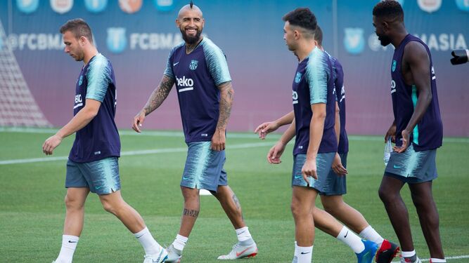 Vidal, Munir y Umtiti sonríen en un entrenamiento antes de la Supercopa.