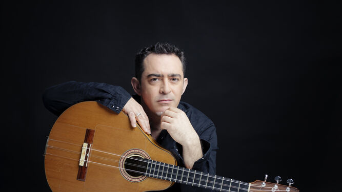 El músico andaluz posa con uno de sus instrumentos para una imagen promocional.