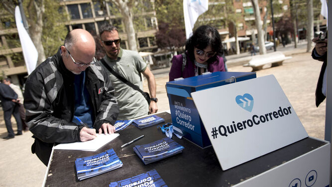Campaña de recogida de firmas a favor del Corredor Mediterráneo en Granada.