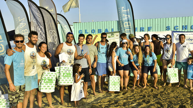 Participantes del Global Surf School en la playa de Punta del Moral.