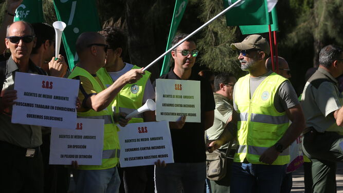 Varios de los agentes forestales portan pancartas y banderas.