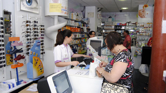 Interior de una farmacia de Huelva capital.