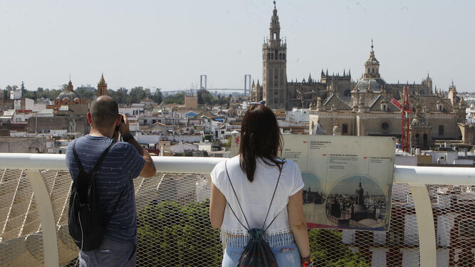 Dos turistas en Sevilla.