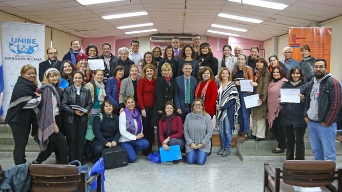 Foto de familia de ponentes y participantes del seminario, en la sede de la Universidad Iberoamericana en Asunción (Paraguay).