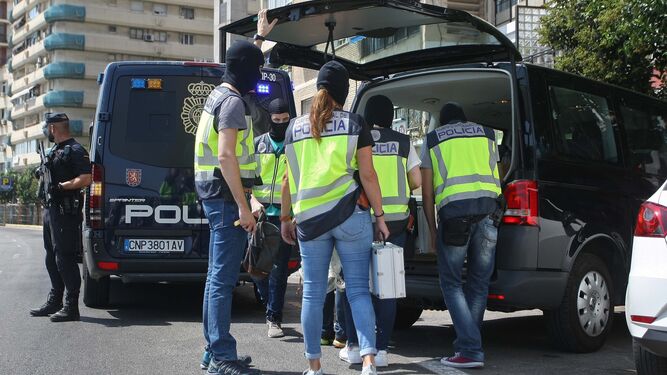 Agentes de la Policía registran un locutorio en la última operación yihadista en Algeciras.