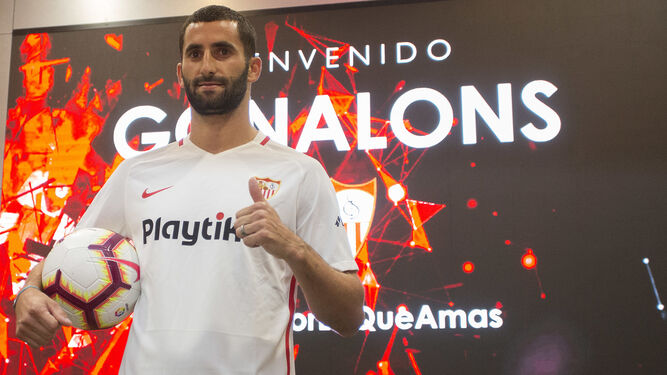 Gonalons, en su presentación como nuevo jugador del Sevilla.