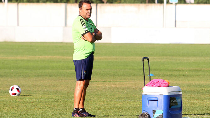 José María Salmerón observa con atención las evoluciones de sus hombres en un entrenamiento en la Ciudad Deportiva recreativista durante las semanas pasadas.