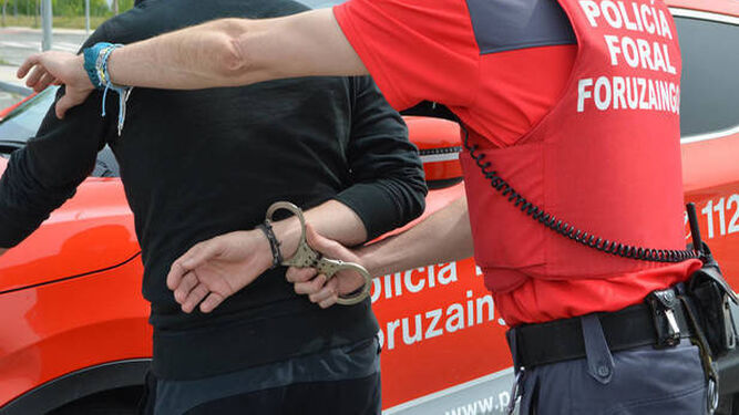 Un agente de la Policía Foral realizando una detención.