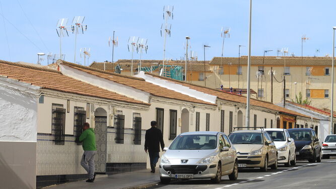 Una de las calles de la barriada de Pérez Cubillas, que se verá impulsada por el plan de inclusión social.