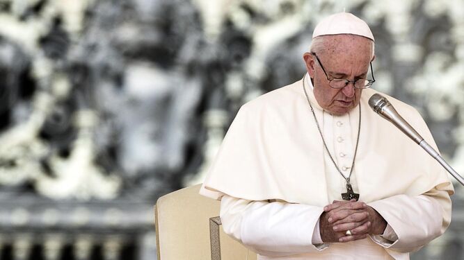 El papa Francisco rezando en la plaza de San Pedro del Vaticano
