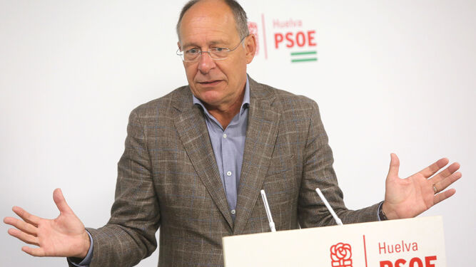El diputado socialista José Juan Díaz Trillo, ayer en rueda de prensa.