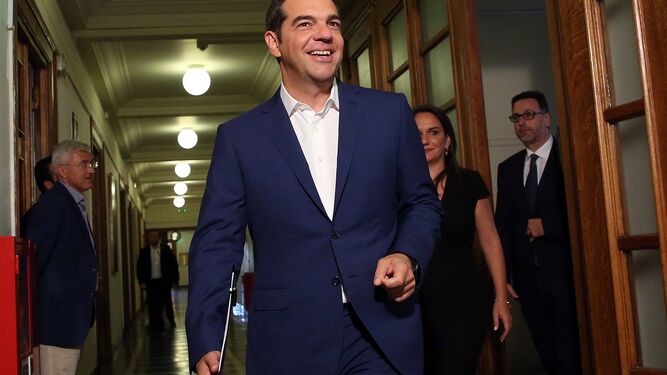 El primer ministro griego, Alexis Tsipras, llegando ayer al Consejo de Ministros en el Parlamento en Atenas.