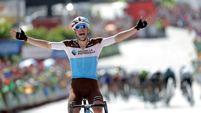 Tony Gallopin (Ag2r) alza los brazos tras proclamarse vencedor de la séptima etapa de la Vuelta.