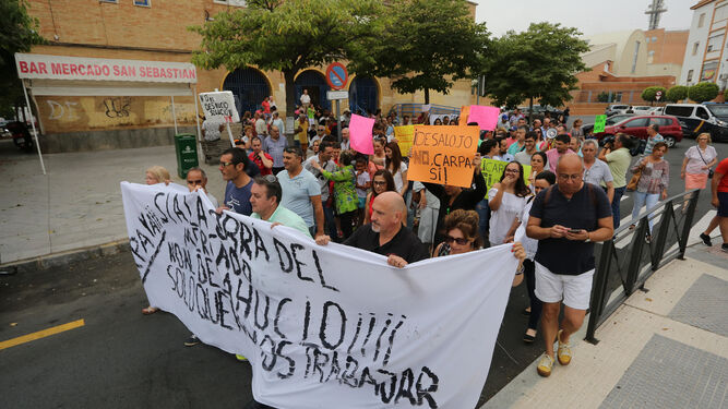 Manifestación de los minoristas el pasado 12 de julio, en la que exigieron el traslado al solar del Manuel Lois durante la reforma y que se actualicen las concesiones.