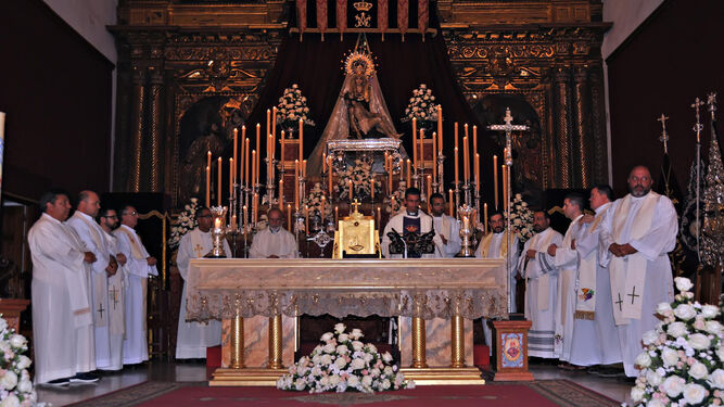 Los sacerdotes reunidos en la eucaristía del pasado jueves.