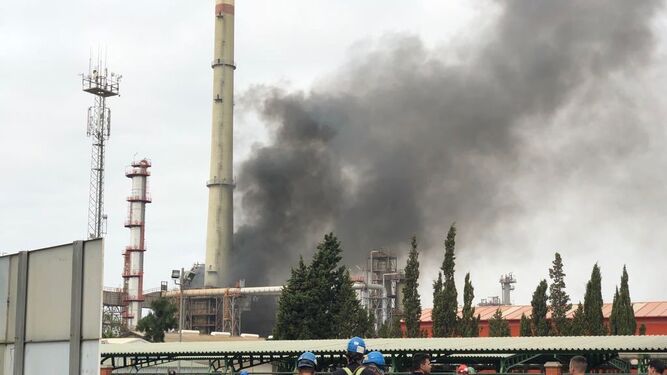 Humareda provocada por el incendio en la refinería La Rábida de Cepsa, ayer.