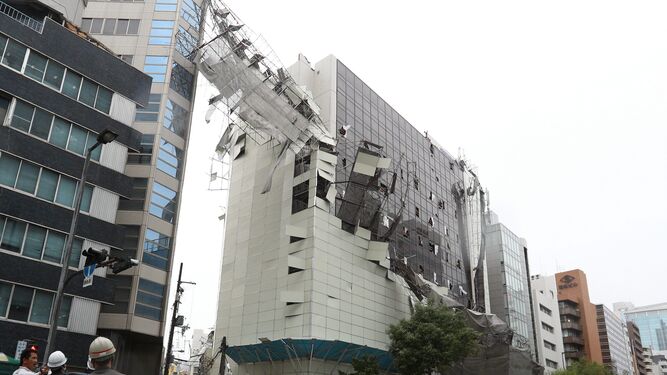 Imagen de los daños en un edificio en Osaka después de que un andamio cayese por las fuertes rachas de viento por el tifón Jebi.