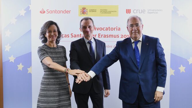 Ana Botín, Pedro Duque y Roberto Fernández, durante la firma del acuerdo ‘Becas Santander Erasmus’.