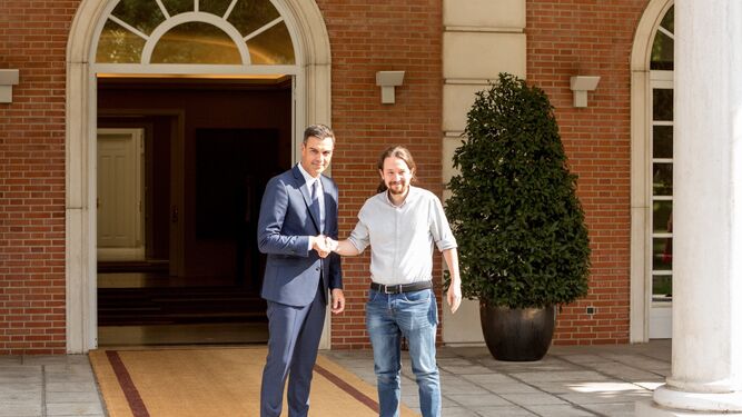 Pedro Sánchez y Pablo Iglesias antes de reunirse ayer durante dos horas en la Moncloa.