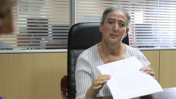 Teresa de Jesús Miguela muestra la denuncia en un momento de la entrevista de ayer en este diario.