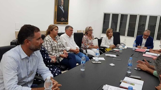Reunión de alcaldes, regantes, subdelegada de Huelva y presidente de la CHG, ayer en Sevilla.