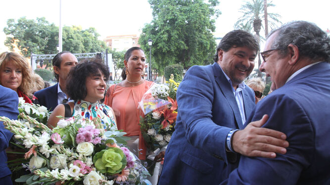Gabriel Cruz saluda a Bienvenido González, junto a otros concejales del Consistorio.