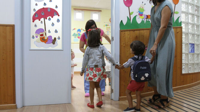 Una madre acompaña a sus hijos en el primer día de curso de educación infantil el pasado lunes.