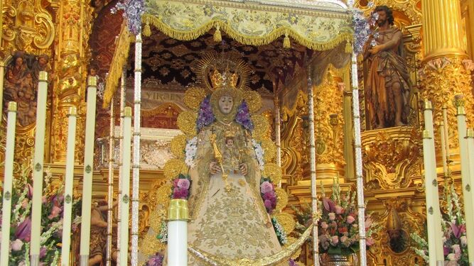 El goteo de fieles y devotos no ha cesado estos días en la aldea almonteña, con paso obligado por el santuario para visitar a la Blanca Paloma.