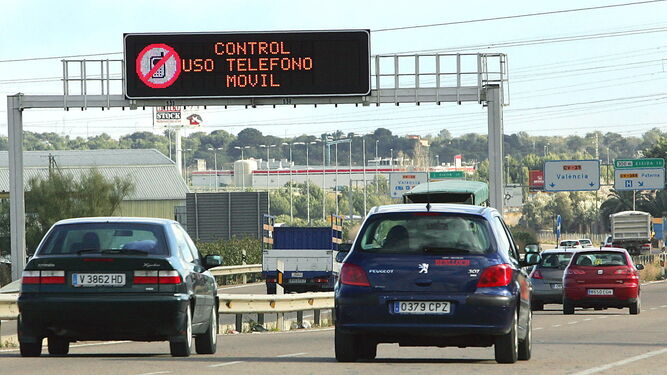 Aviso de control de uso de teléfono móvil en los paneles de una carretera.