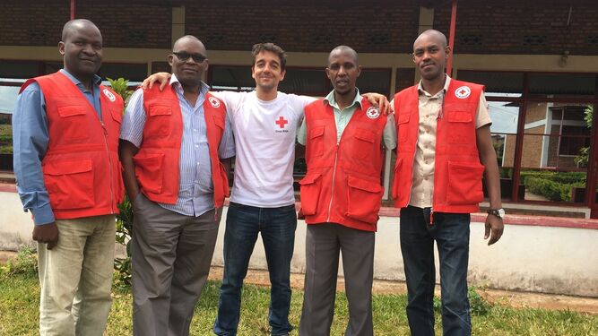 Juan Manuel Belmonte, en el centro de la imagen, junto al equipo del proyecto de Cruz Roja.