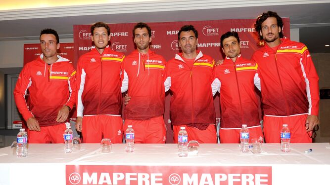 Albert Ramos, a la derecha del capitán del equipo español, Sergi Bruguera.