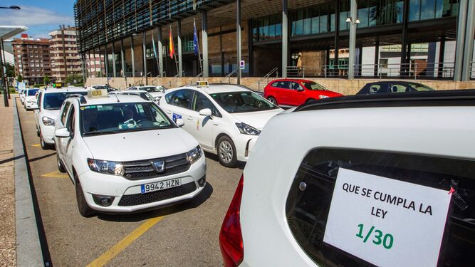 Protesta de taxistas reclamando que se cumpla la normativa de vehículos de alquiler con conductor.