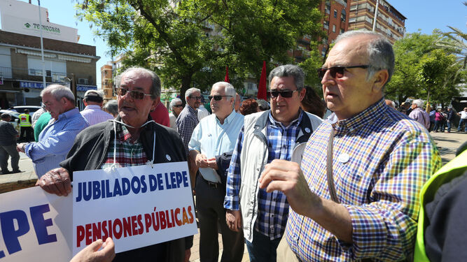 Una de las movilizaciones convocadas por los pensionistas recorre las calles de Huelva.