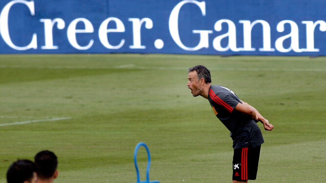 Luis Enrique grita a sus futbolistas para animarlos durante un ejercicio.