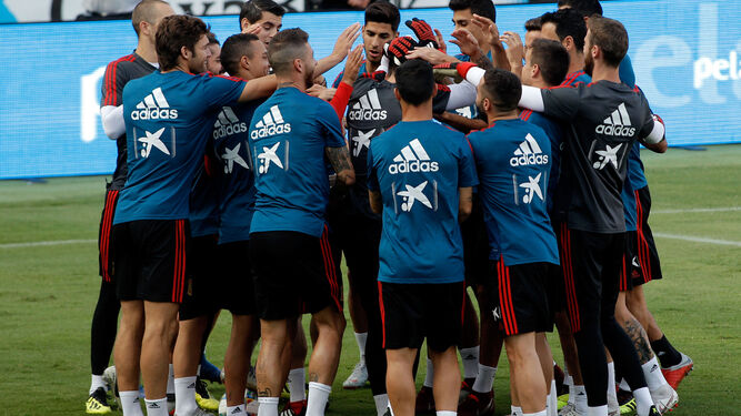 Los futbolistas de la selección española bromean en un corro antes de comenzar el entrenamiento en el estadio Martínez Valero de Elche.