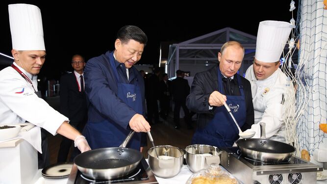 Los presidesntes chino, Xi Jinping, y ruso, Vladimir Putin, en el Foro Económico Oriental en Vladivostok este lunes.