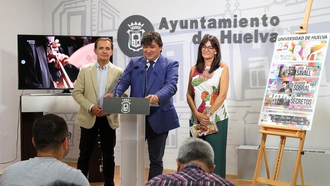 El delegado territorial de Conocimiento y Empleo, Manuel Ceada; el alcalde de Huelva, Gabriel Cruz, y la rectora de la UHU, María Antonia Peña.