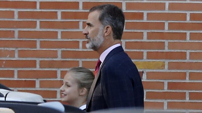 Doña Leonor, a las puertas de su colegio con su padre, el Rey