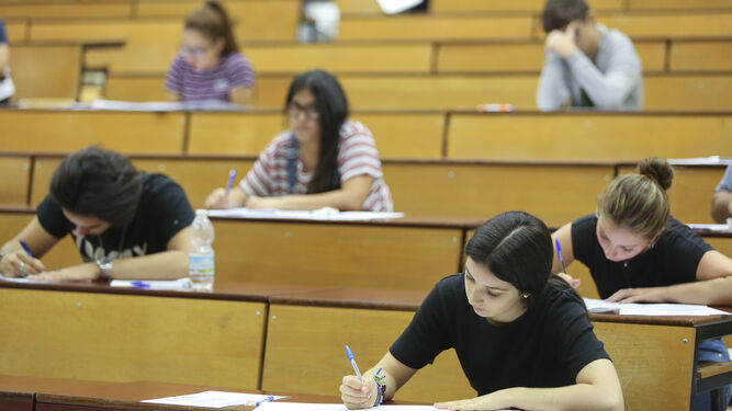 Estudiantes en las pruebas de acceso a la universidad.