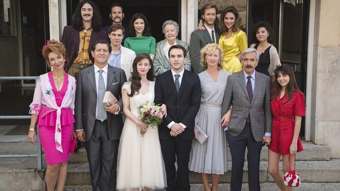 La imagen adelantada por TVE con la boda de Carlos y Karina en 'Cuéntame'