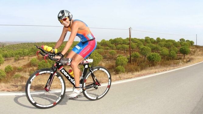 La triatleta María Jesús Sierra, durante un entrenamiento con la bicicleta.