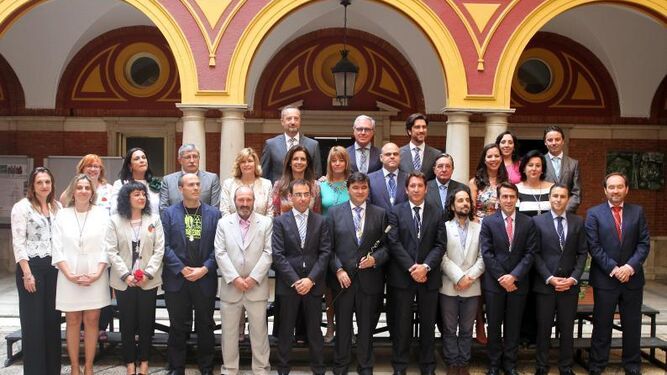 Foto de familia de la corporación municipal de Huelva en junio de 2015, el día de la toma de posesión de Gabriel Cruz como alcalde de la capital en minoría.