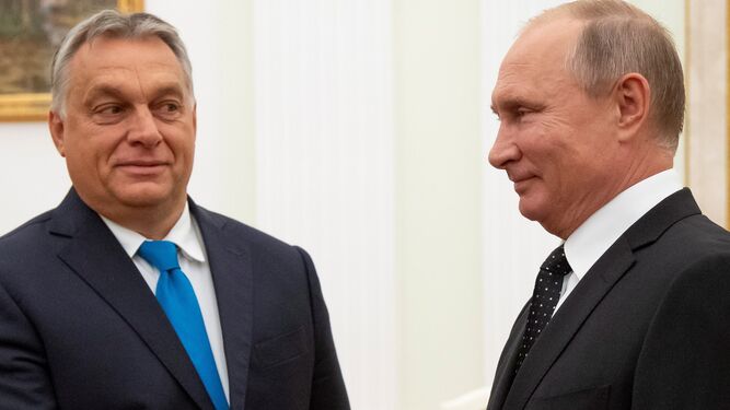 El primer ministro húngaro, Viktor Orban, saluda a Vladimir Putin en Moscú.