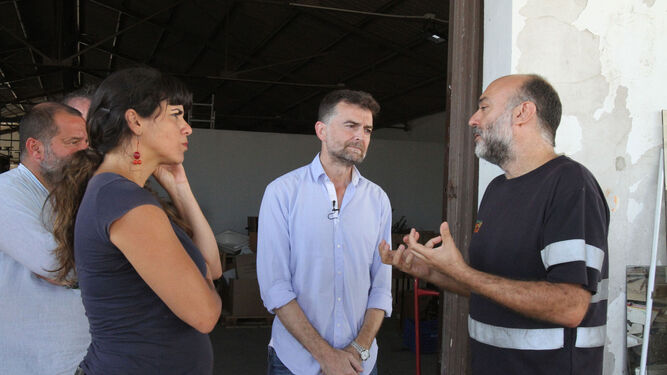 Rodríguez y Maíllo atienden a las explicaciones del responsable de la empresa.